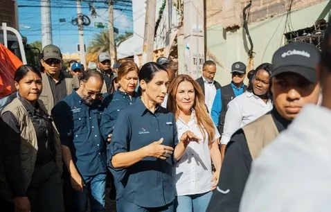 Carolina Mejía y la primera dama Raquel Arbaje