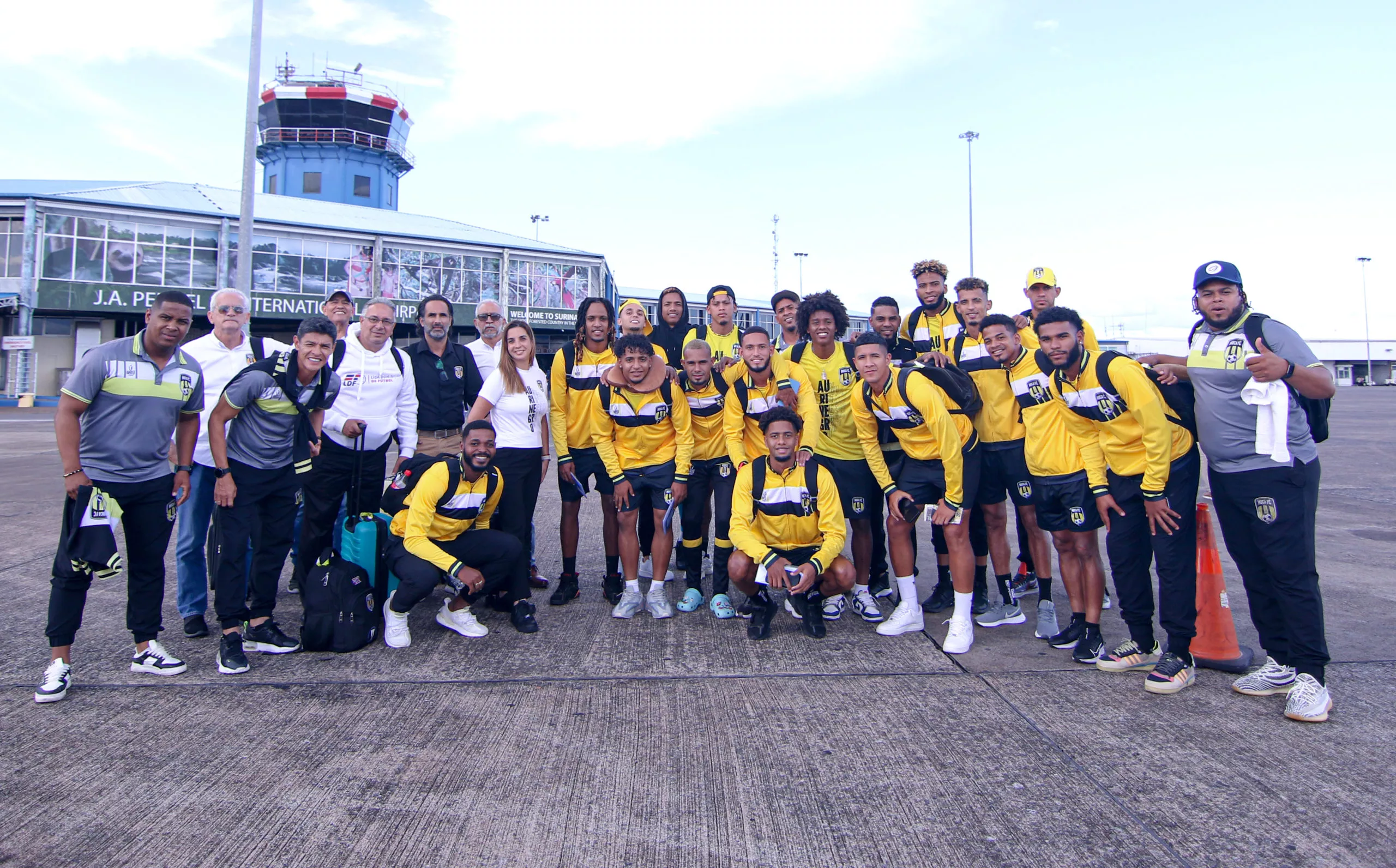 Equipo de Moca FC en su llegada a Surinam para el partido de vuelta semifinales Copa Caribeña 2023