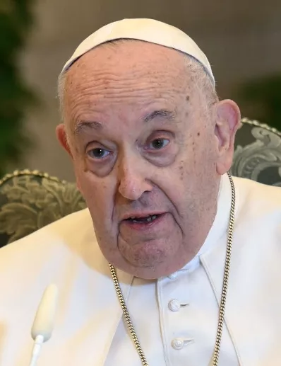 El papa Francisco recitó el Ángelus con alguna dificultad.