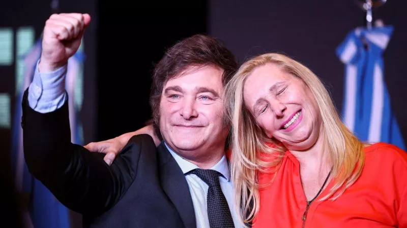 Javier Milei junto a su hermana y consejera Karina.