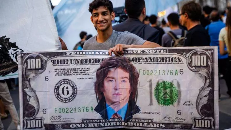 Javier Milei prometió dolarizar la economía argentina.