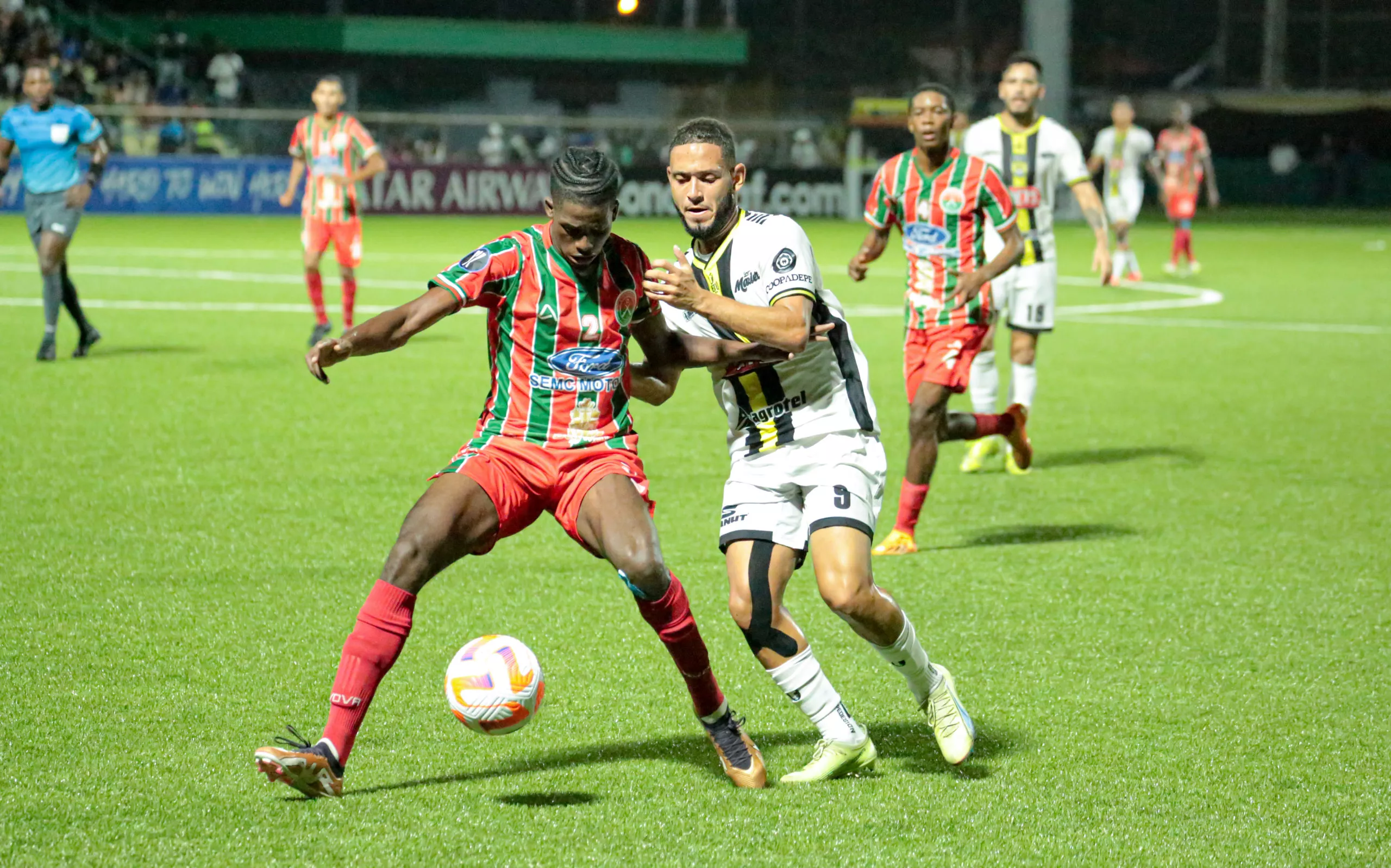 Juan Ángeles MOCA FC disputa un balón ante un jugador del Robinhood
