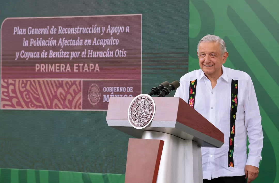 López Obrador promete reconstruir en poco tiempo Acapulco tras Otis en medio de protestas