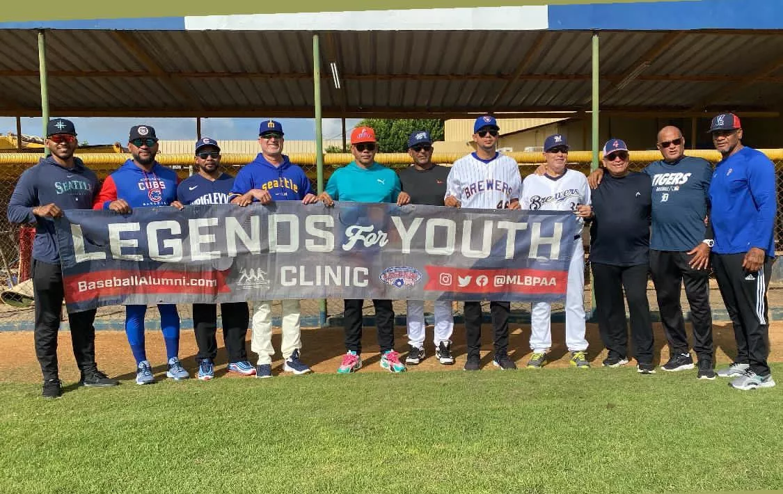 Manny Acta junto a expeloteros