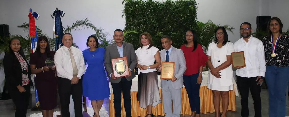 Personal de El Hospital Universitario Docente Traumatológico Dr. Ney Arias Lora mientras recibían premio.