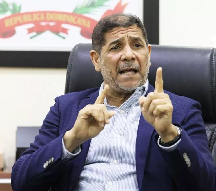 Ministro de agricultura dice se debe dar permisos de dos años y no más a extranjeros indocumentados