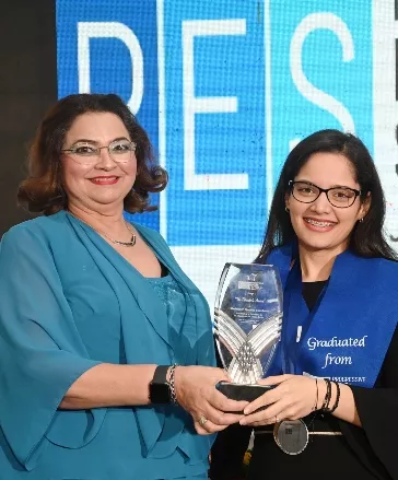 Xiomara González  entrega reconocimiento.