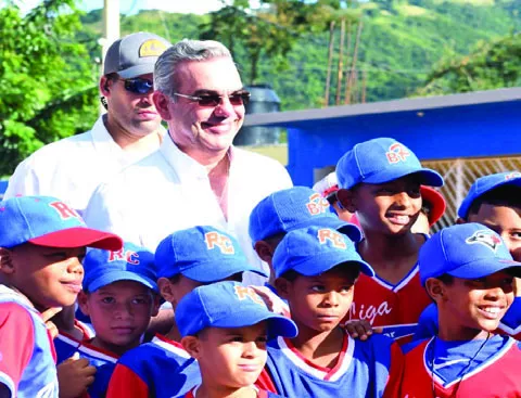 Presidente Luis Abinader con jugadores de pequeñas ligas.