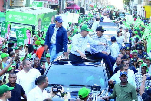 Leonel Fernández durante su recorrido en los sectores.