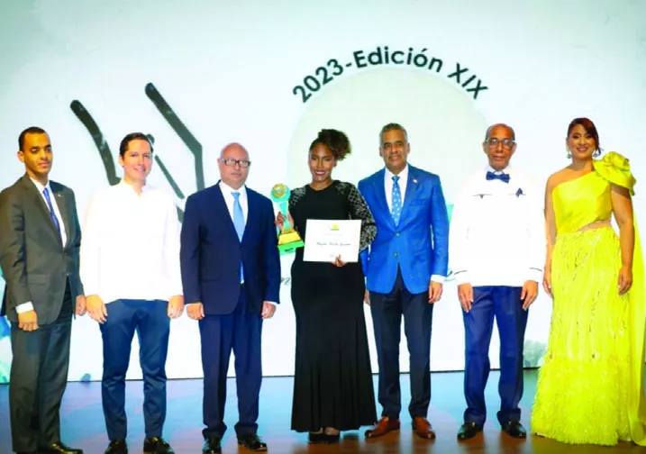La periodista Mayelin Acosta 'Gran Ganadora' del PEL 2023, recibe el premio de los directivos de Adompretur.