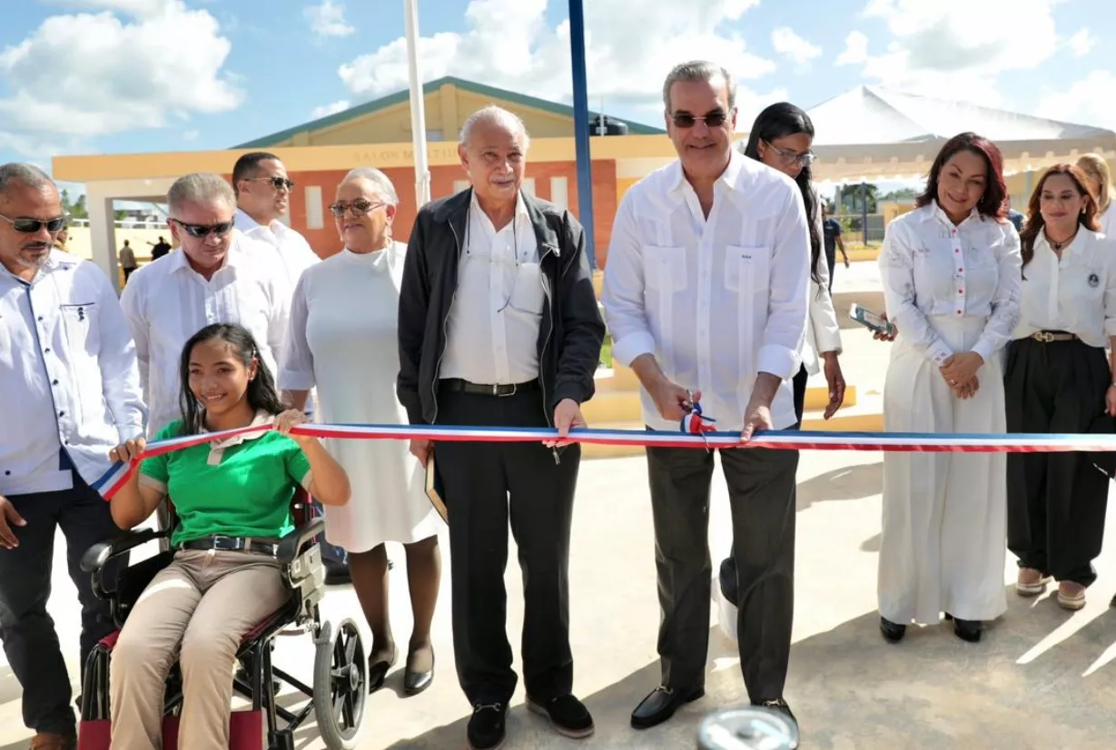 Momentos en que el presidente Luis Abinader inaugura una de las obras de su agenda.