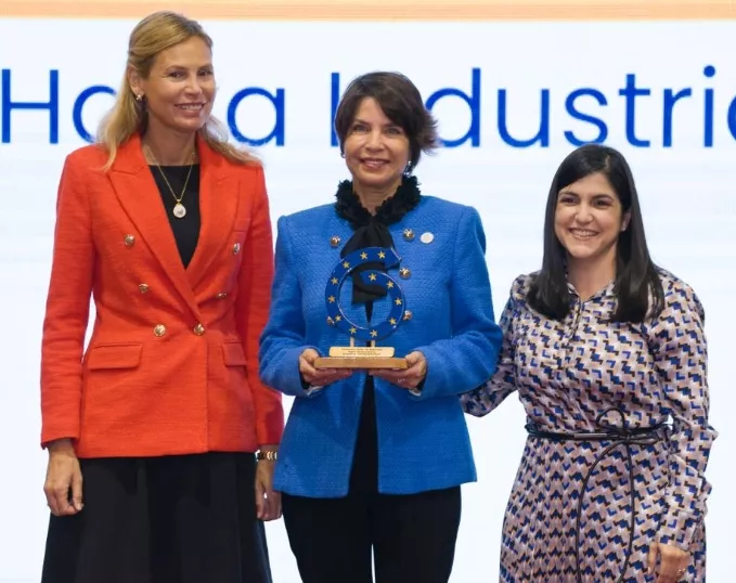 Isabel Esteban recibe su premio en la categoría  ‘Mujer Exportadora de  EPA’.
