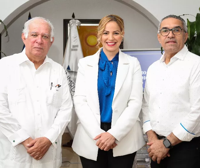Wilfredo Lozano, Tatiana Rosario y Néstor Estévez.