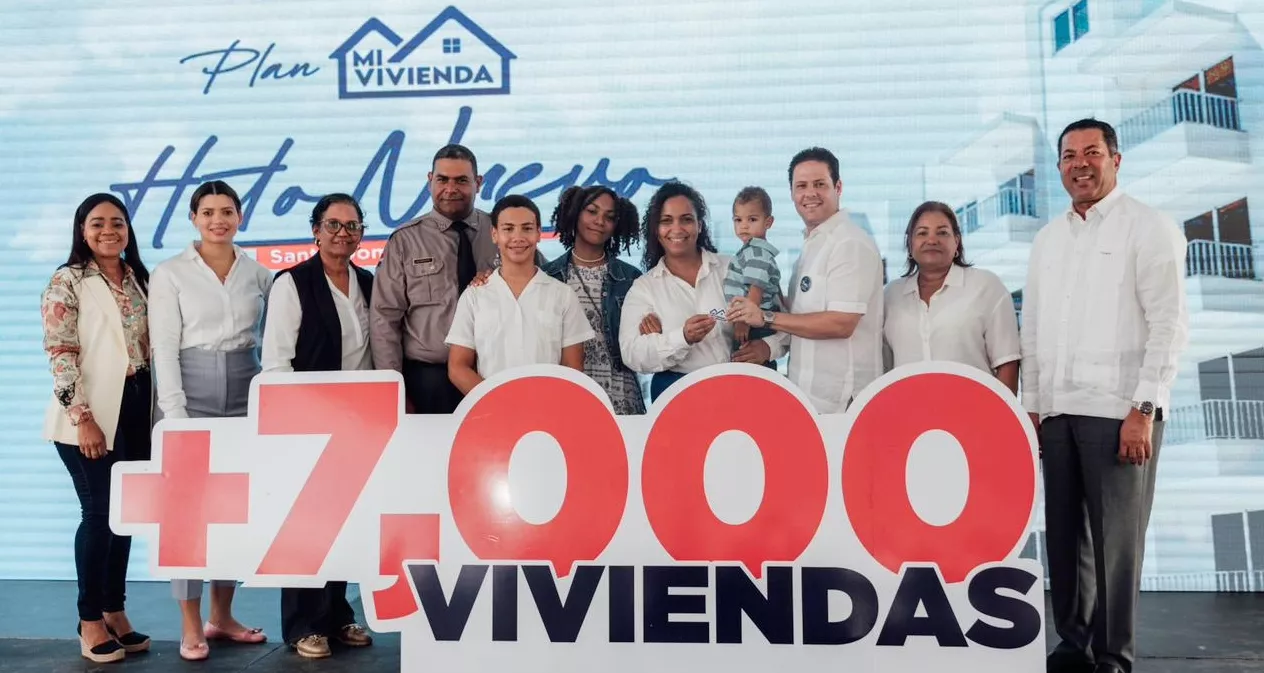 El ministro Carlos Bonilla encabezó la entrega de viviendas.