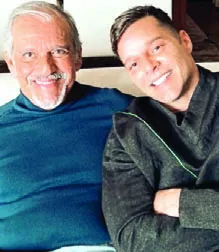 El artista Ricky Martin junto a su padre.