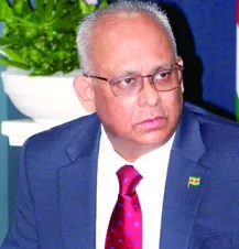 Albert Ramdin, canciller de Surinam.