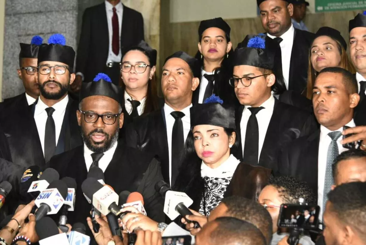 Wilson Camacho y Yeni Berenice Reynoso, con algunos de los fiscales litigantes.