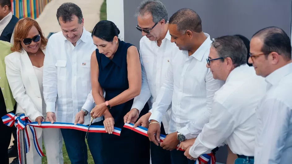 La ceremonia incluyó  corte de cinta a cargo de los creadores.