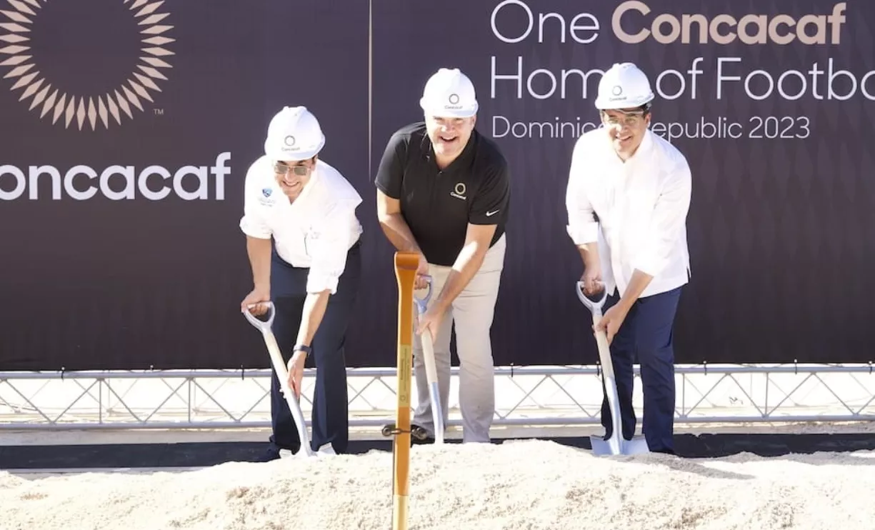 Autoridades turísticas mientras  dejan inaugurada la construcción de las instalaciones.