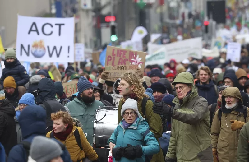 Miles de manifestantes contra el cambio climático.