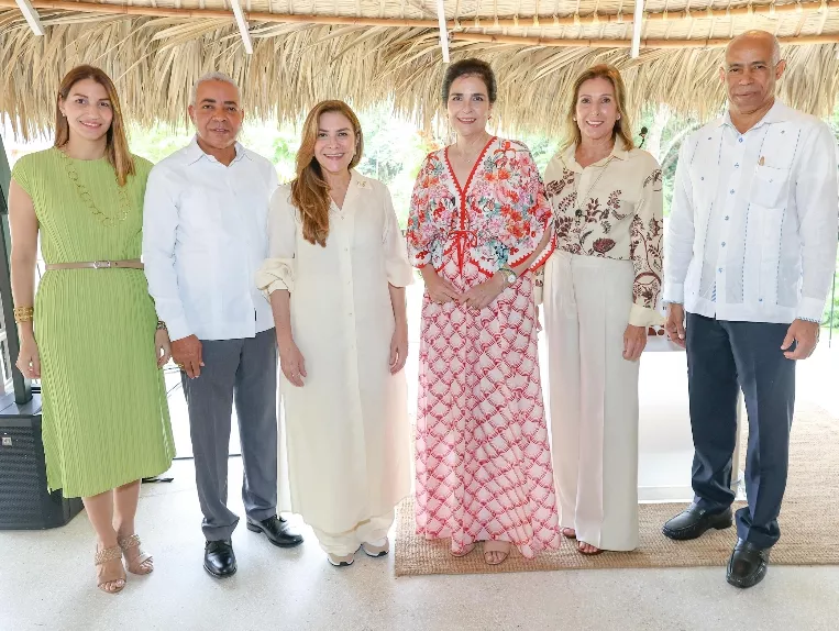 María Elena Aguayo, Pedro Suárez, Carolina Mejía, María Amalia León, Francina Lama y José  Elías González.