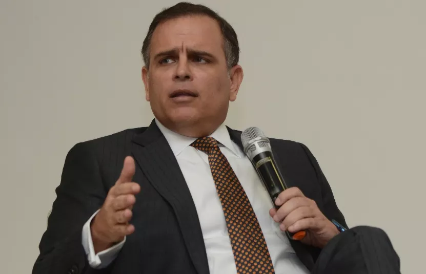 Jochy Vicente, ministro de Hacienda, presenta logro.  archivo
