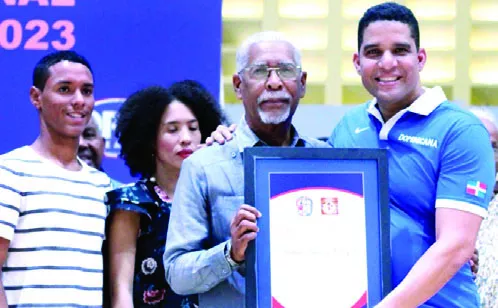 Rafael Uribe entrega placa a Rafael-Pey- Rincón.     fuente externa