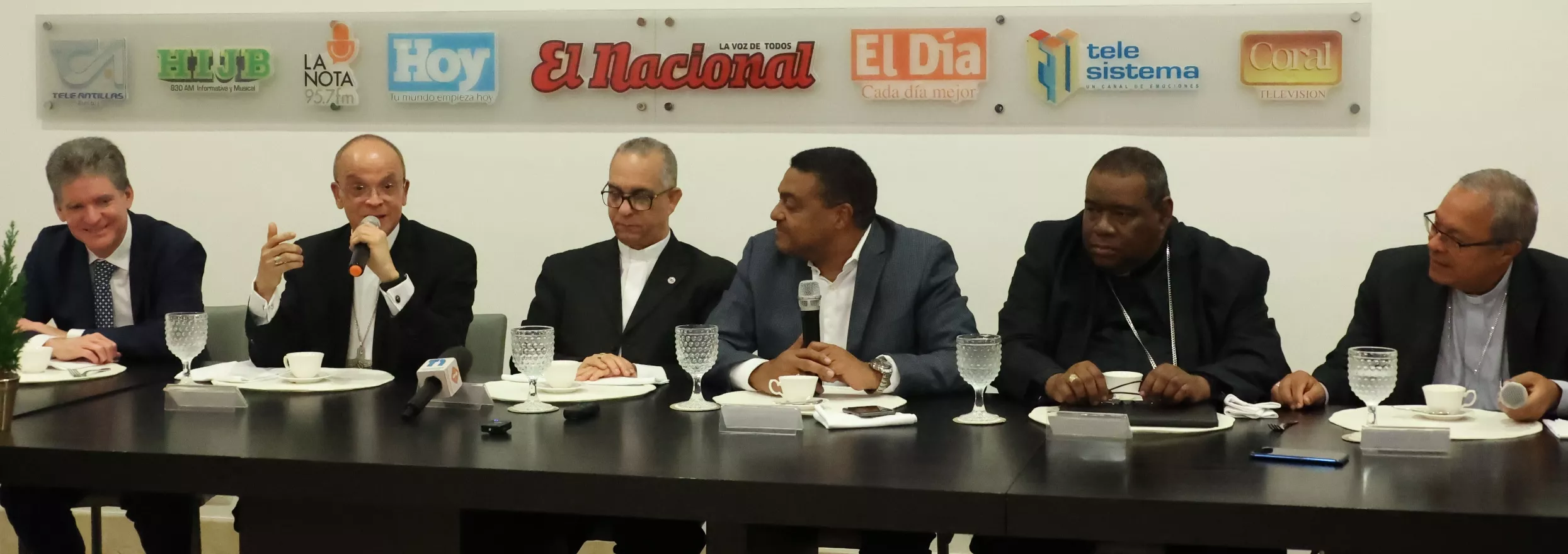 José Alfredo Corripio, monseñor Alfredo de la Cruz Baldera, Héctor Rafael Rodríguez, presidente CED, José P. Monegro, monseñor Jesús Castro y monseñor  Faustino Burgos. José  de León.