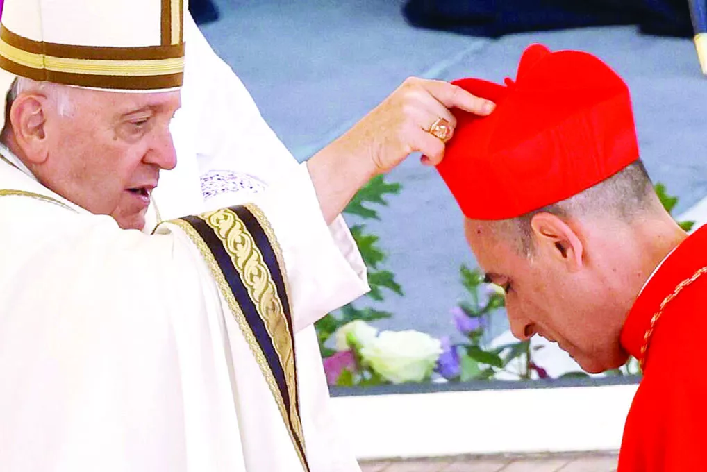 El papa Francisco  cuando ordenó de cardenal al actual prefecto del Dicasterio para la Doctrina de la Fe,     Víctor Fernández.