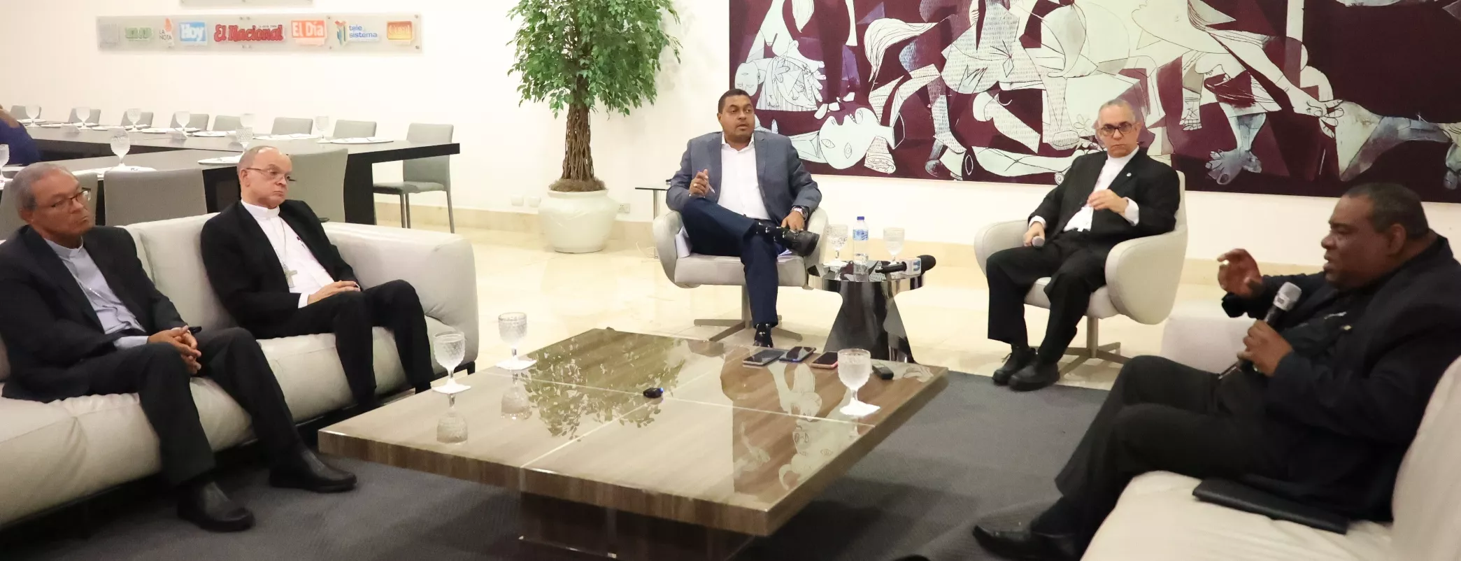 José  P. Monegro, director de EL Día, en momentos en que dirige la ronda de conversación con los miembros de la Conferencia del Episcopado Dominicano.