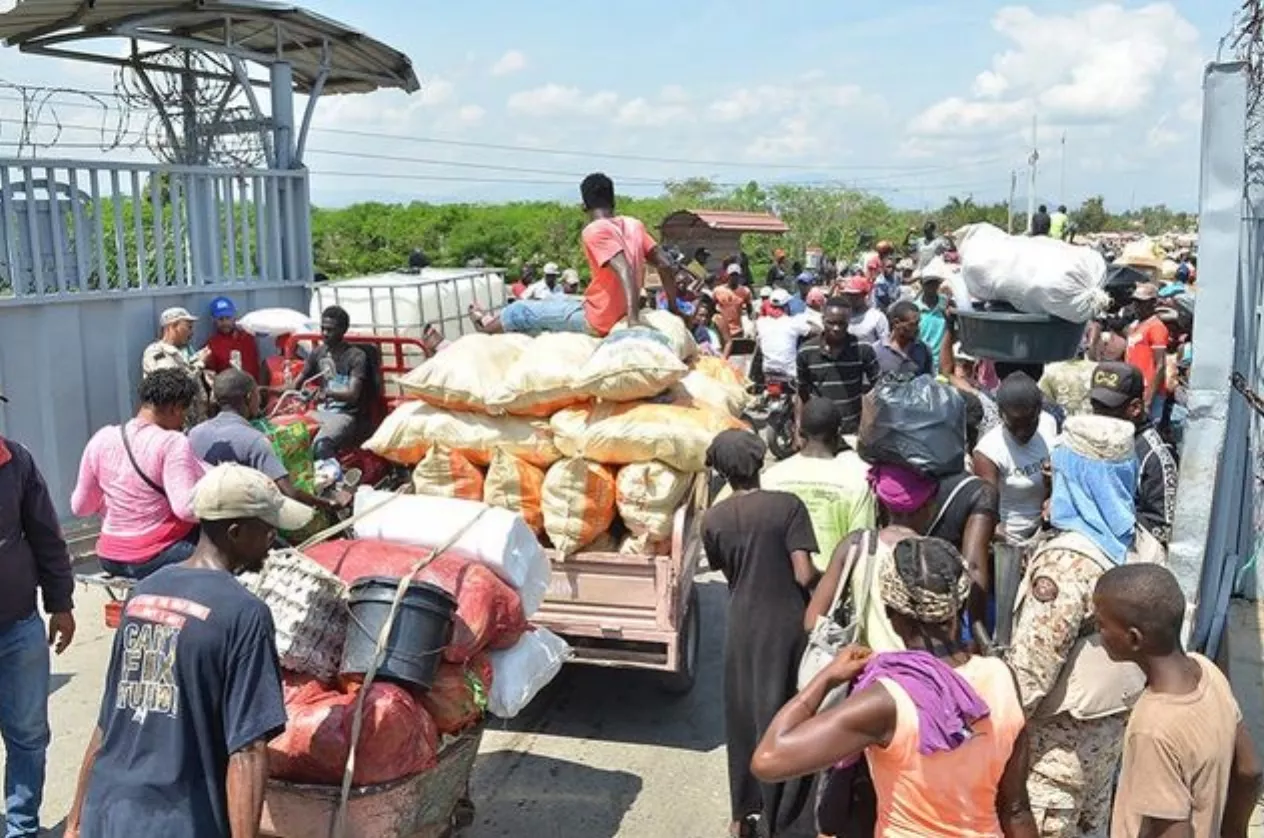 En los días pasados comprar en el mercado dominicano era fiscalizado por los haitianos.