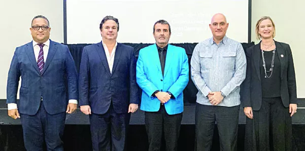 Representantes de varias instituciones  durante la clausura del curso de crecimiento y desarrollo económico.