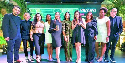 Equipo representante de la marca recibiendo el reconocimiento por  campaña publicitaria.