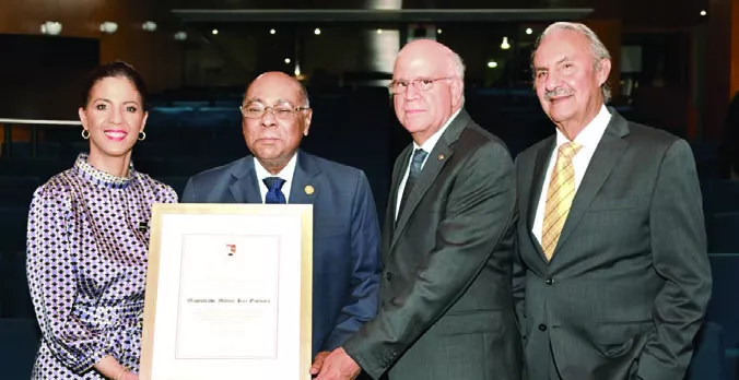 Entrega del reconocimiento a magistrados fundadores del TC.