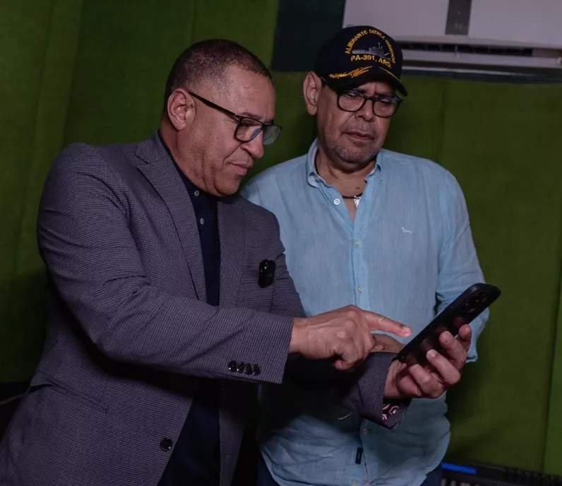 Víctor Roque y Fernando Villalona conversando.