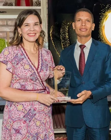 Juan Matos, recibiendo el reconocimiento.