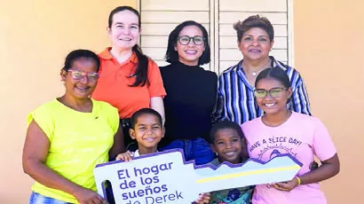 Ejecutivos de ambas entidades entregan el donativo.