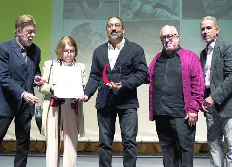 El artista Julio Valdez,  ganador del gran premio.