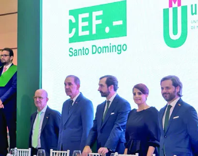 Representantes de los organismo de educación, durante el acto.