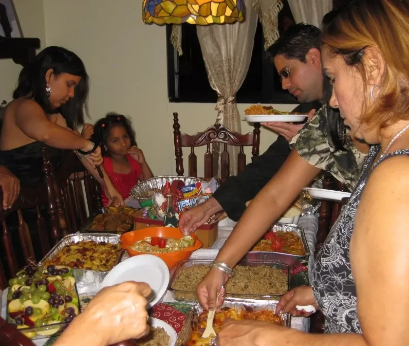 Una familia mientras comparte la cena de Nochebuena.