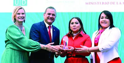 Ignacio Glass y Sulín Lantigua    reciben  el premio de Inka Mattila  y Mayra Jiménez.