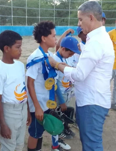 Kennedy Vargas viceministro de Deportes premia béisbol.