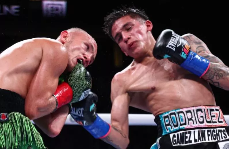 Jesse 'Bam' Rodríguez  golpea  Sunny Edwards.    fuente externa