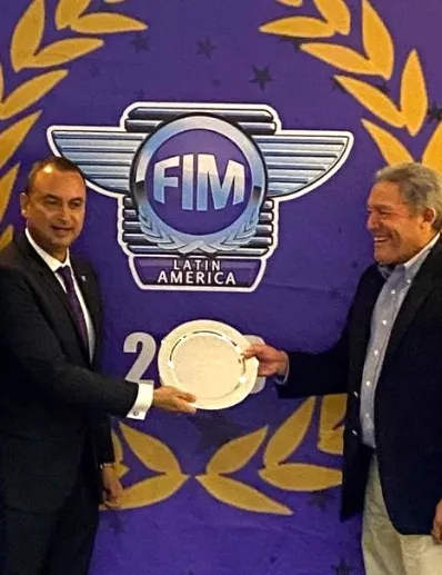 Carlos Finke. recibe el reconnocmiemto a la Federación.