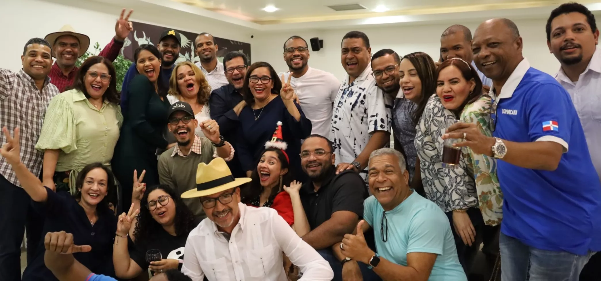 Parte del personal   de la redacción del periódico EL DÍA posa  alegre, en su encuentro navideño, en el salón de conferencias del Grupo Corripio .