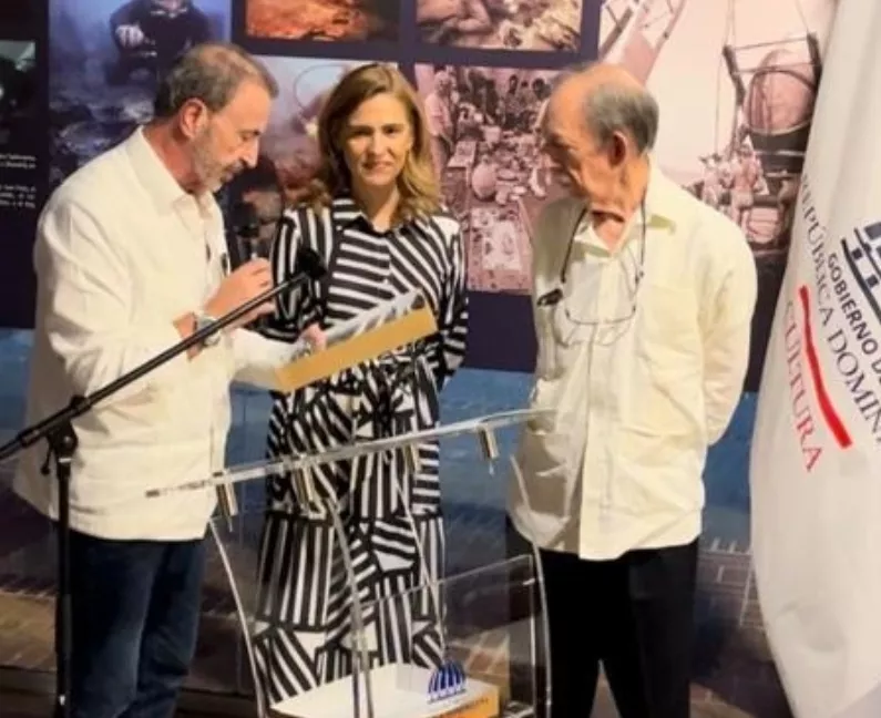 Pedro Borrell, mientras habla en la apertura de la muestra.