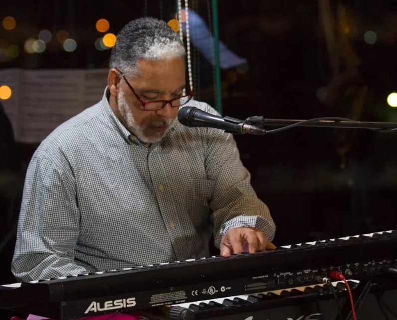 Es producido y dirigido por el maestro Rafelito Miraba.
