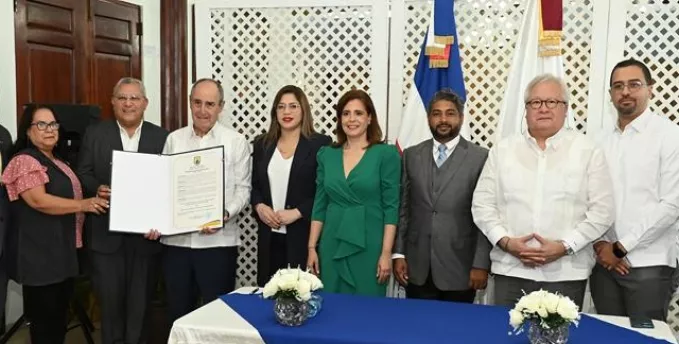 Los directivos del ayuntamiento entregando el reconocimiento.