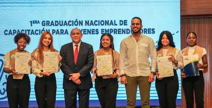 Jóvenes reciben los diplomas  capacitaciones por el Ministerio de la Juventud e Infotep.