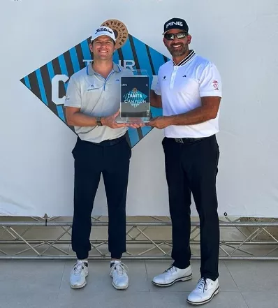 Hiram Silfa  premia a Willy Pumarol tras ganar parada.
